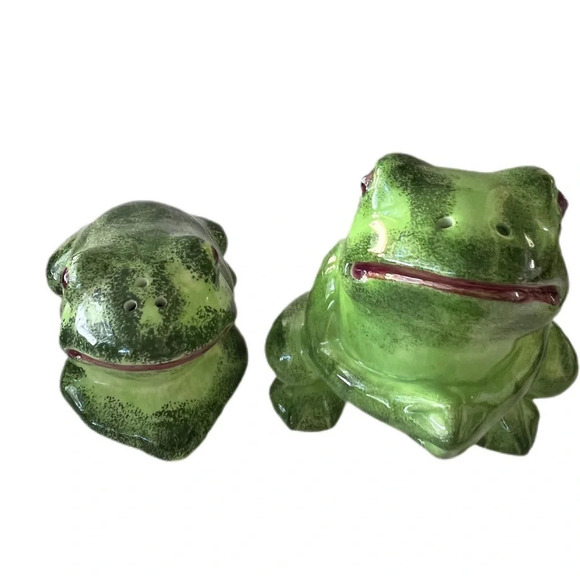 Frog salt & Pepper shaker’s. Has the plug.  No cracks green very cute. - Picture 5 of 6